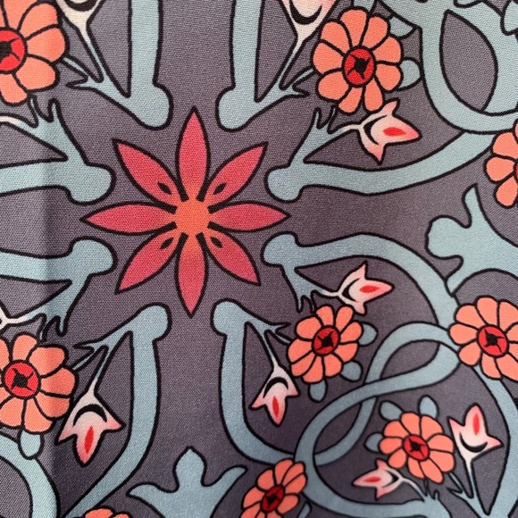 NWT Button up Blouse, size Large - Picture 3 of 5